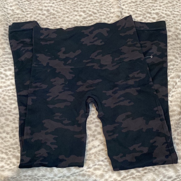 Spanx Look At Me Now Seamless Leggings - Picture 2 of 5